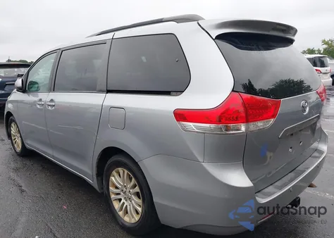 2014 Toyota Sienna Xle V6 8 Passenger z USA, uszkodzony, nr VIN 5TDYK3DC4ES407634